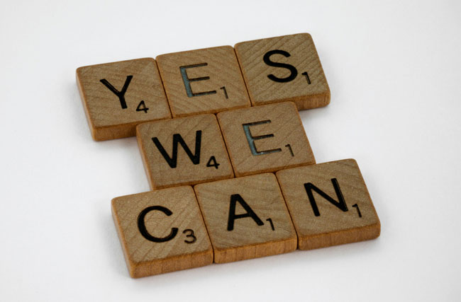 Scrabble-Steine bilden den Satz "Yes, we can"