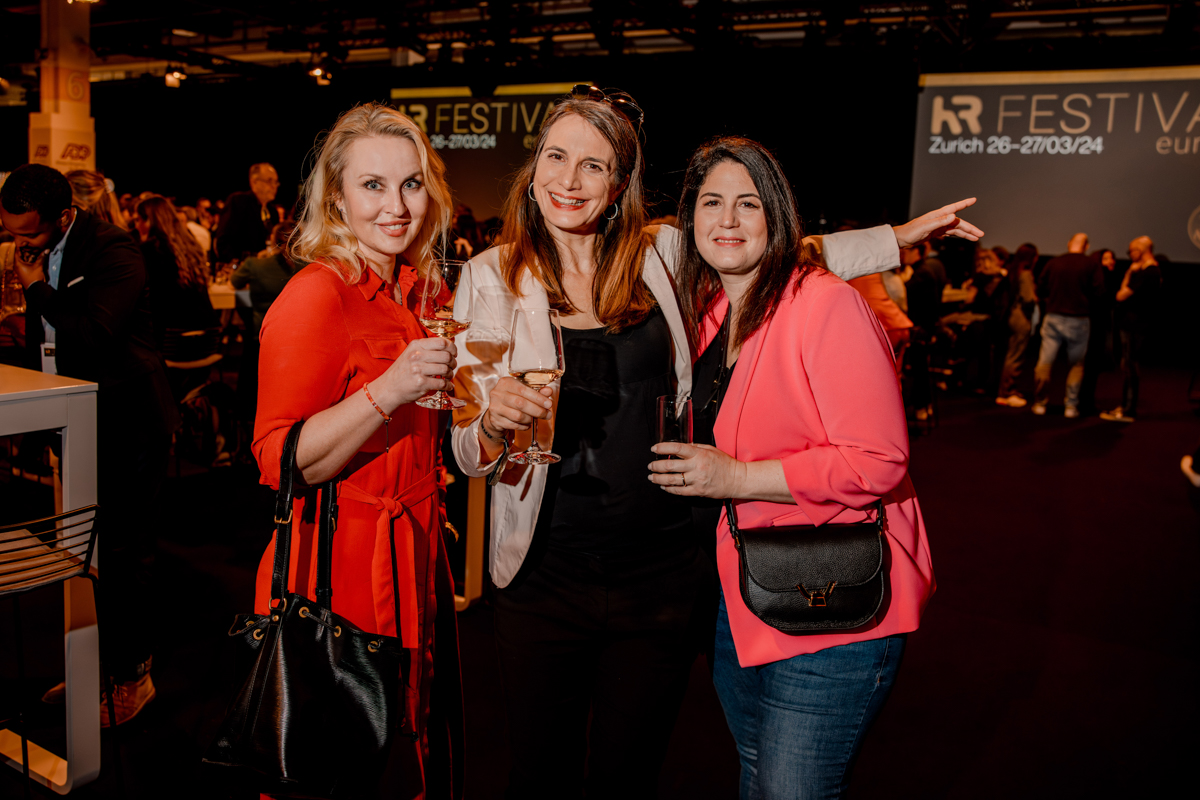 Drei Frauen lassen sich an der Break the Norm Networking Party am HR Festival Europe ablichten.