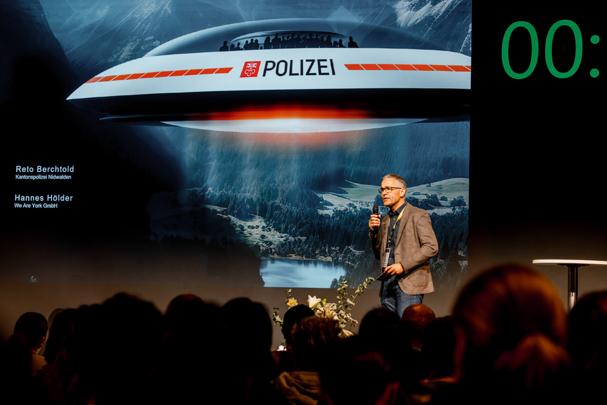 Finalisten stellen im Live-Pitch am HR Festival Europe ihre Projekte vor. Im Bild stellt Reto Berchtold die Recruiting-Kampagne der Kantonspolizei Nidwalden vor.