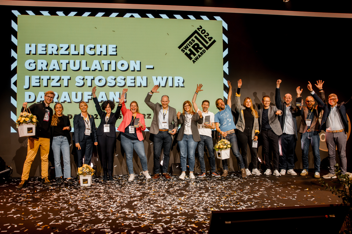 Alle Gewinner und Nominierte des Swiss HR Award 2024 feiern auf der Bühne.
