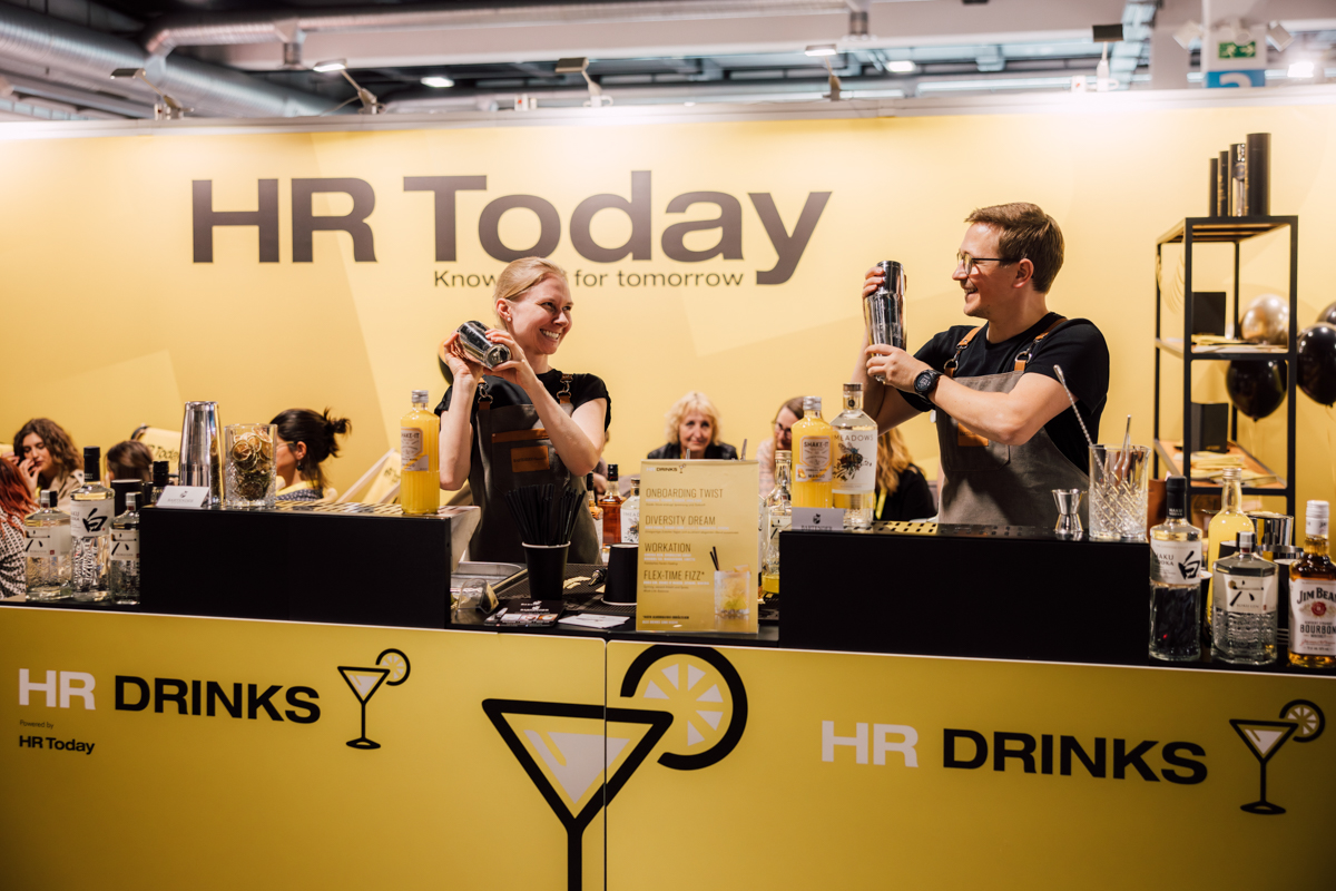 Am HR Today Stand am HR FESTIVAL europe 2024 werden Drinks serviert.