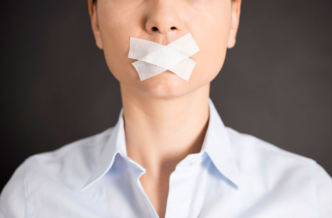 Eine Frau mit zugeklebten Mund, symbolisch für mangelhafte Kommunikation und Zensur im Unternehmen.