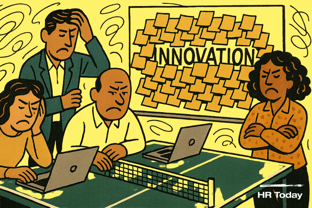 Vier frustrierte Mitarbeitende drängen sich in einem engen Büro um einen als Tisch genutzten Pingpongtisch mit Laptops. Dahinter ein Whiteboard, auf dem das Wort «INNOVATION» von vielen Post-its fast vollständig überklebt ist; flache Mid-Century-Optik mit kräftigen Konturen.