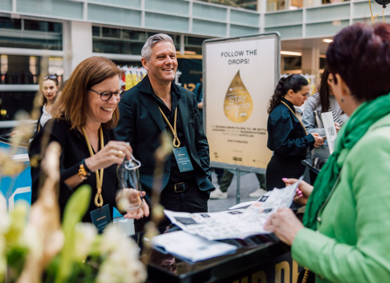 Besuchende werden am Empfang des HR FESTIVAL europe begrüsst an der Messe Zürich