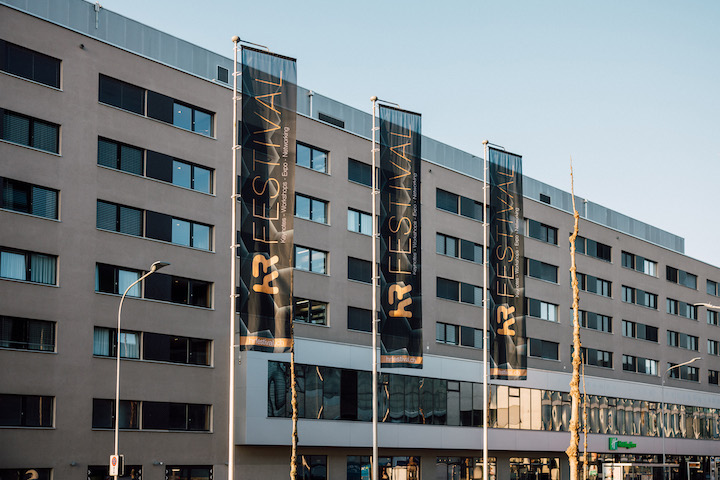 Les bannières du HR Festival flottent devant le bâtiment de la Messe Zurich