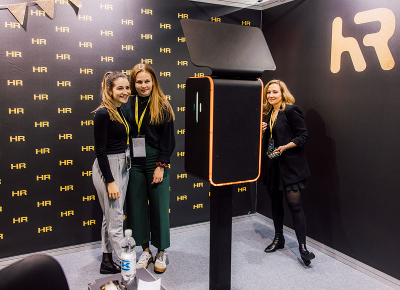 Zwei Frauen posen vor der Kamera am HR FESTIVAL europe