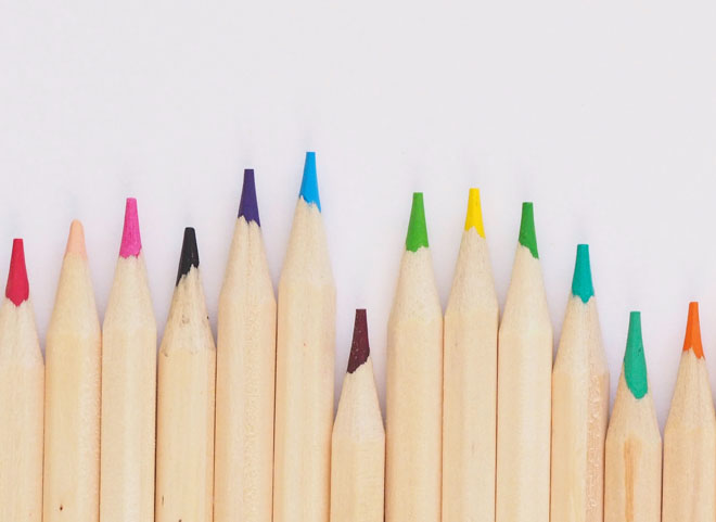 Une rangée de crayons de couleur