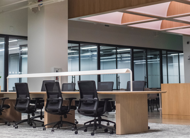 Un bureau avec une table et des chaises vides