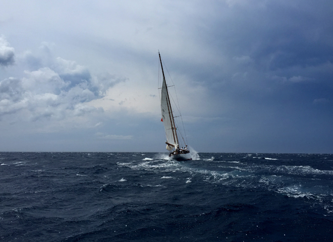 Un bateau à voile navigue sur la mer avant la tempête