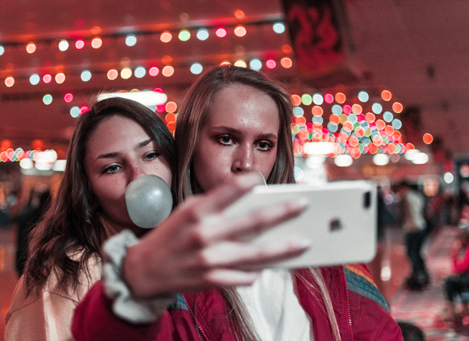 Deux jeunes femmes font un selfie