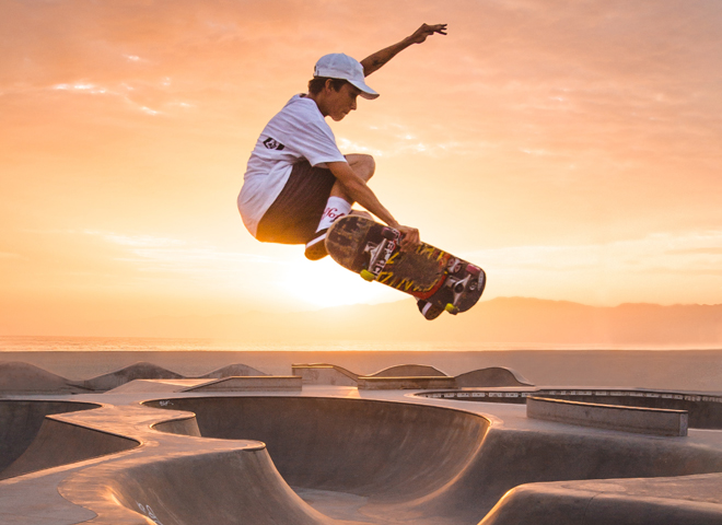 Un skateboarder effectue une figure