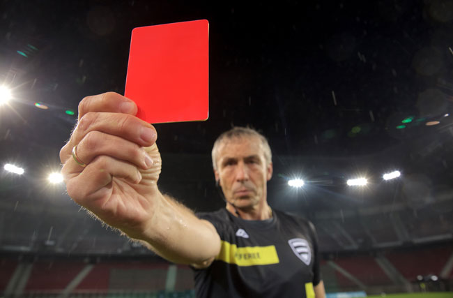 Schiedsrichter mit roter Karte