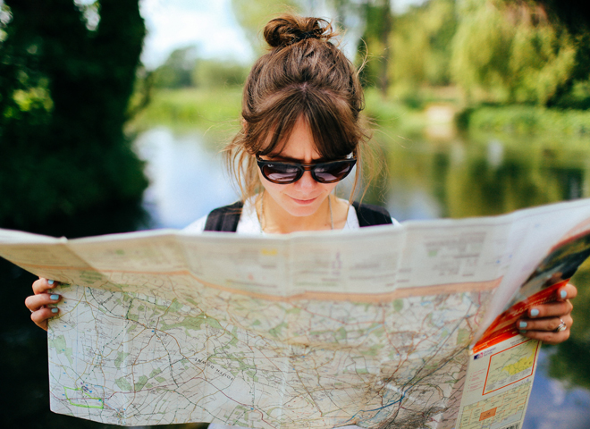 Une femme regarde une carte