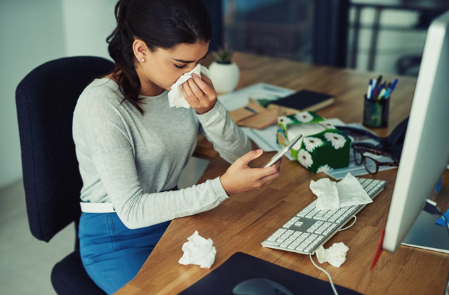 Kranke Frau am Arbeitsplatz