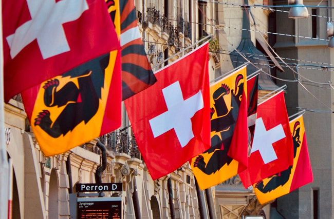 Schweizer Fahnen in Bern