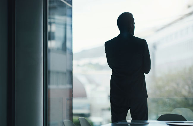 Geschäftsmann blickt aus dem Fenster