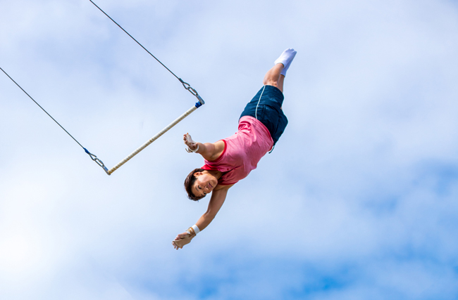 Trapezkünstler in der Luft