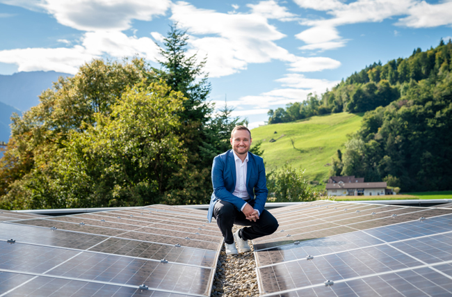 HR Leiter Carlo Capaul vor den Solarzellen der EWB (Elektrizitäts- und Wasserwerk der Stadt Buchs)