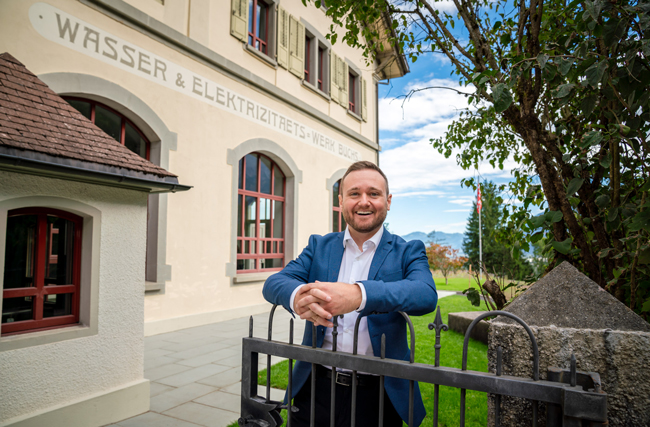 HR Leiter Carlo Capaul vor den EWB (Elektrizitäts- und Wasserwerk der Stadt Buchs)