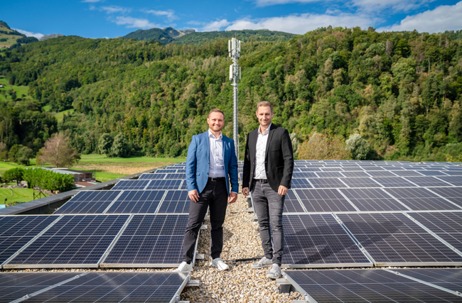 Carlo Capaul und Adrian Bossart vor den Solarzellen der EWB