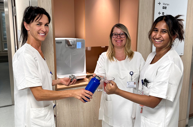 Team von Stadtspital Zürich vor Kärcher Wasserspender