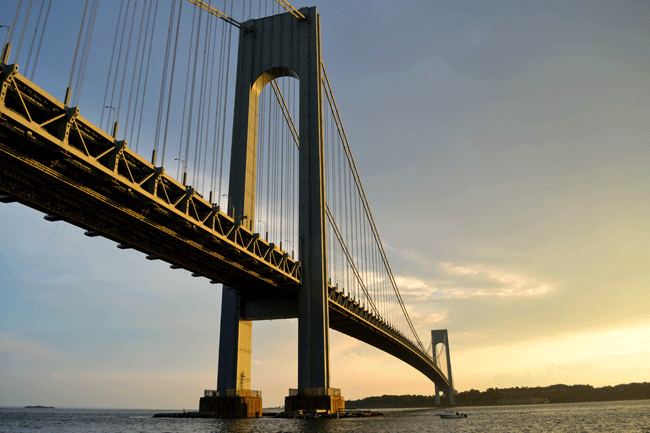 Brücke im Sonnenuntergang