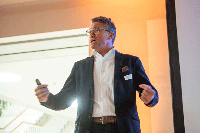 Pascal Scheiwiller, CEO der Von Rundstedt & Partner AG, bei der Präsentation der neuen Arbeitsmarktstudie.