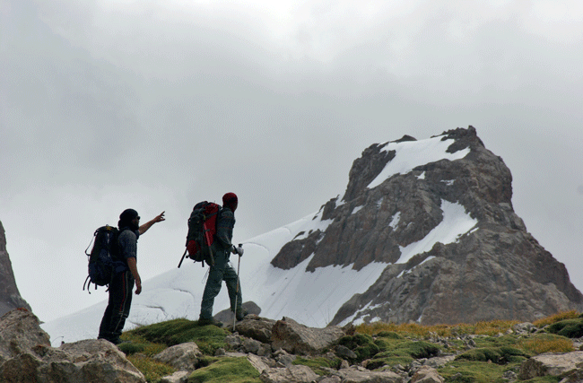 Zwei Menschen erklimmen einen Berg