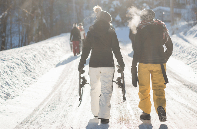 Zwei Personen laufen im Schnee