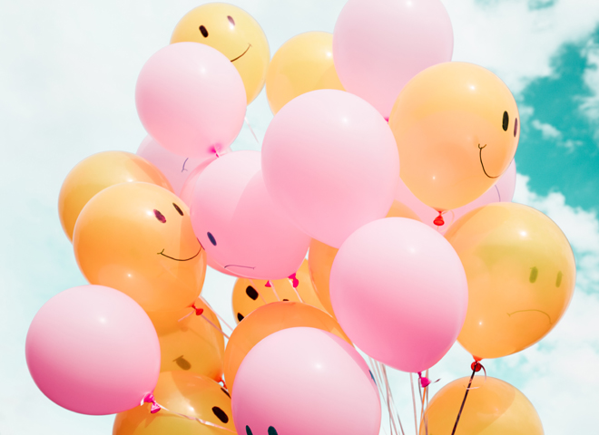 Débat sur le bonheur au travail: des ballons gonflables flottent dans le ciel