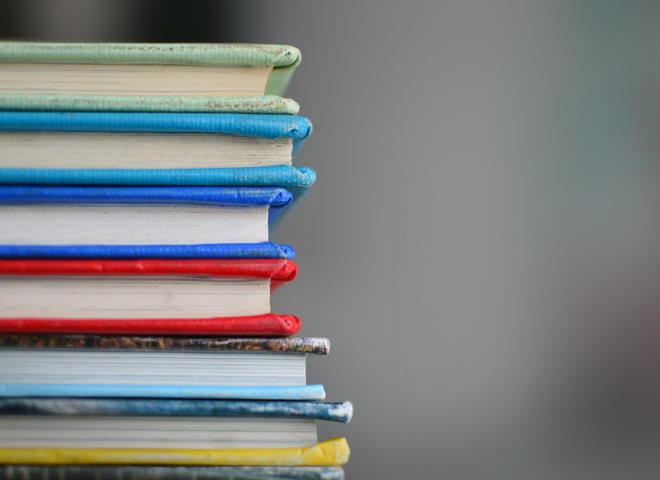 Etude sur les apprentis: une pile de livres scolaire