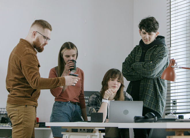 Un déficit de résilience menace les jeunes professionnels: un groupe de jeunes se tient autour d'un bureau