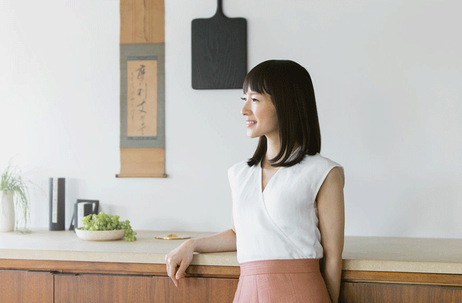 japanische Aufräumexpertin Marie Kondo fotografiert in ihrem minimalistischen Zuhause. Ihre Konmari-Methode findet auch im HR Anwendung.