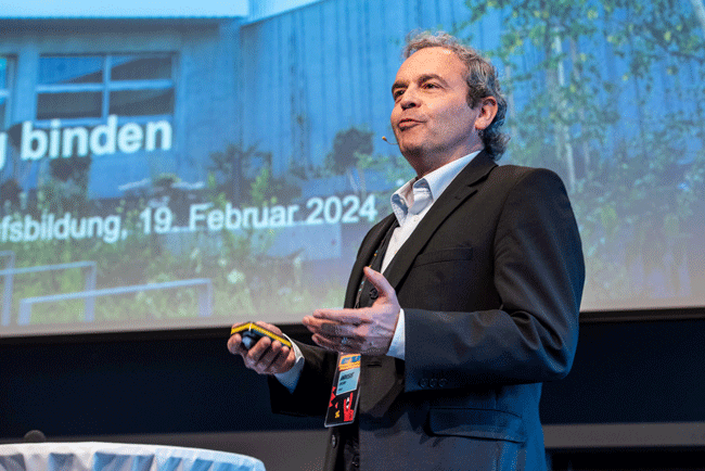 Andreas Bischof stellt die Massnahme für Mitarbeiterbindung der Bühler AG auf der Bühne der Next Talent 2024.