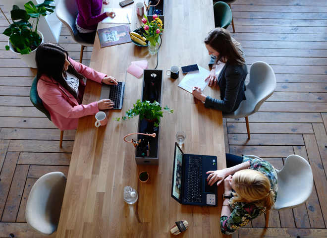 Travail et ménopause, fin d'un tabou? Des femmes travaillent dans un coworking