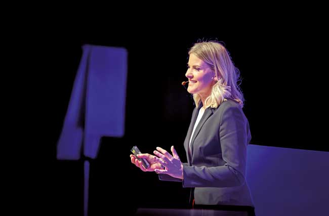 Susanne Nickel hält eine Keynote auf einer Bühne
