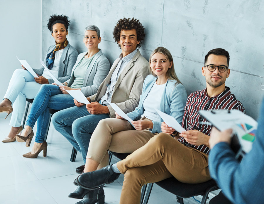 Enquête 2024 HR Today / von Rundstedt sur le recrutement: des candidats patientent dans une salle d'attente