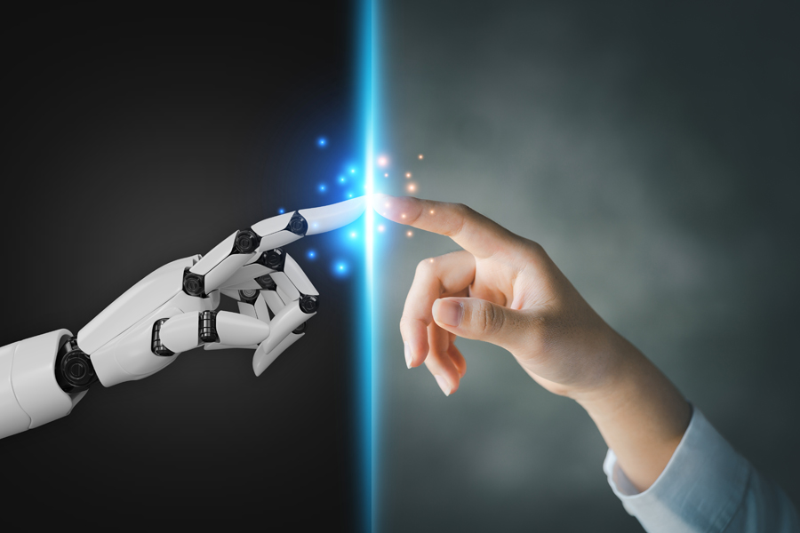 IA générative: Les mains d'un robot et d'un humain se pointent l'une vers l'autre
