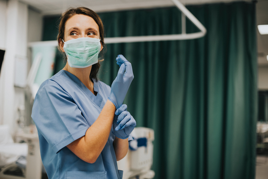 Une soignante dans une chambre d'hôpital