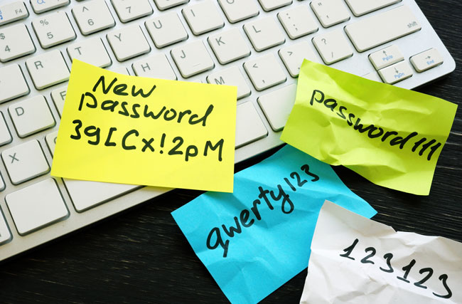 verschiedene Passwörter, die auf Post-It Zettel an einer Tastatur kleben