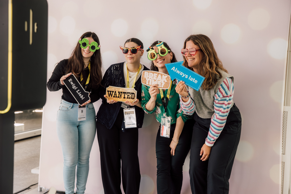 Besucherinnen des HR FESTIVAL europes posieren mit lustigen Accessoires für ein Erinnerungsfoto.