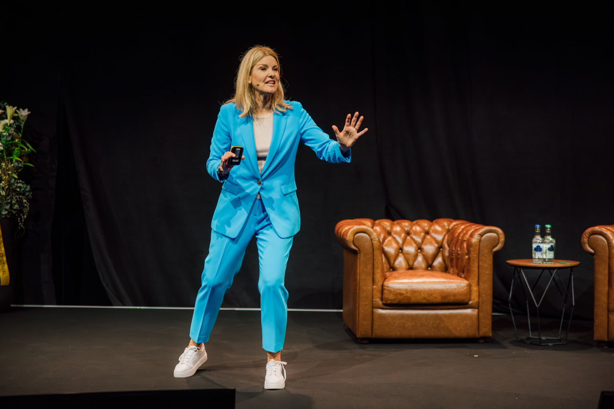 Susanne Nickel Expertin für Arbeit und Wandel nimmt eine dynamische Pose ein während ihres Keynotes am HR FESTIVAL europe