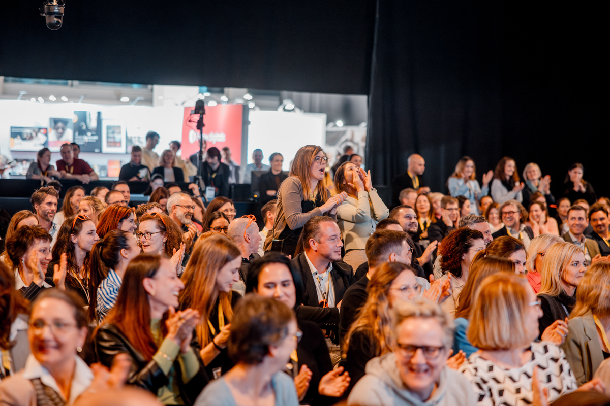 Blick auf das jubelnde Publikum am Swiss HR Award. Die Lautstärke des Applauses bestimmt, wer den Swiss HR Award mit nach Hause nimmt.