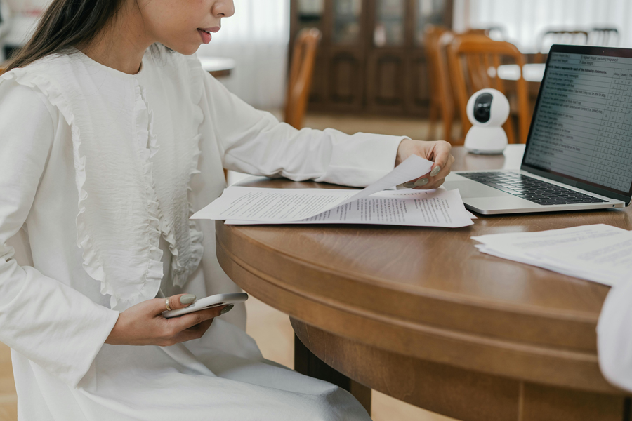 Une femme en télétravail à la maison