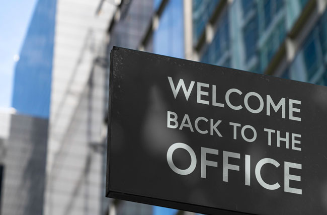 Schild mit dem Text Welcome Back to the Office begrüsst Mitarbeitende zurück ins Büro