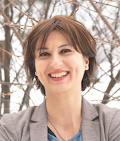 Jelena Martinelli hat als Abteilungsleiterin für SwissRe und Swisscom gearbeitet. Heute ist sie selbstständige Texterin, freie Journalistin und Autorin, und berät KMU zu Kommunikationsfragen. www.martinellitext.com
