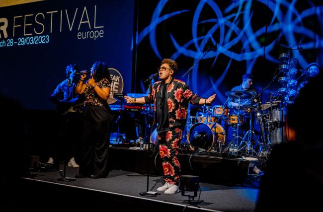 Le chanteur Marc Sway a contribué à la bonne ambiance lors de la soirée de réseautage «Break the Norm».