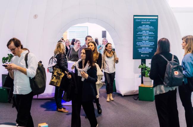 Des visiteurs sortent d’un Workshop dôme au HR FESTIVAL europe.