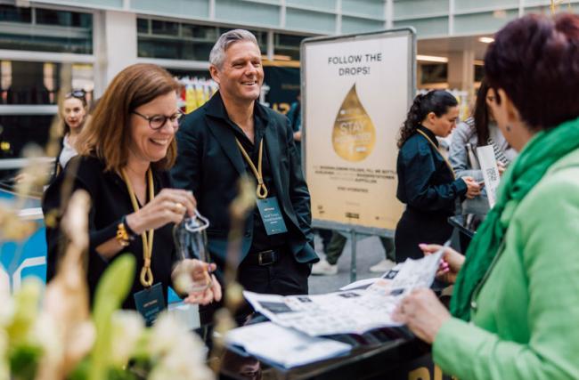 Les visiteurs sont accueillis à la réception du HR FESTIVAL europe à la Messe Zurich.