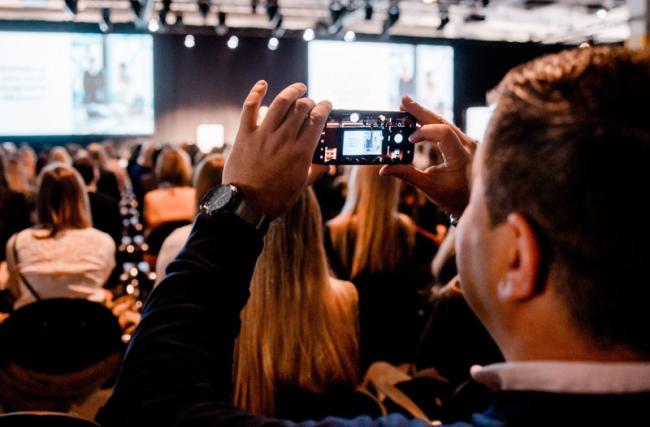 Salle comble avec des gens qui filment le keynote sur leur téléphone portable au HR FESTIVAL europe